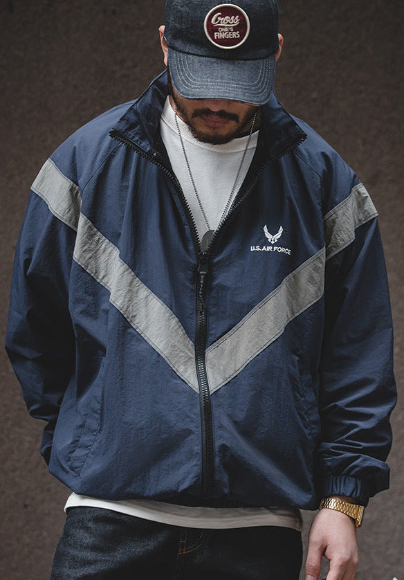 Détail veste homme à capuche avec poches latérales